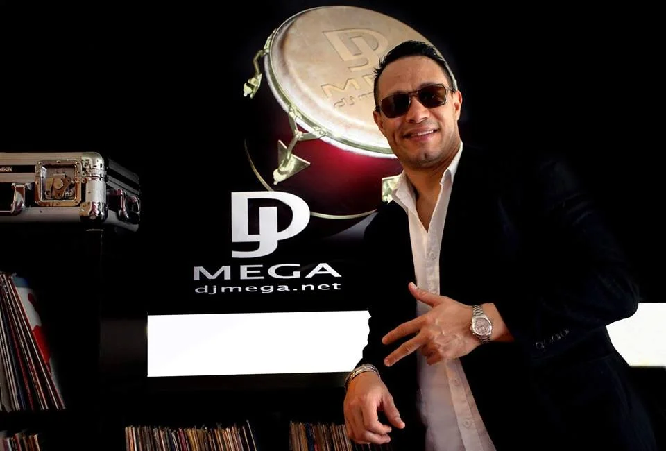 DJ MEGA en su estudio profesional con equipos de DJ